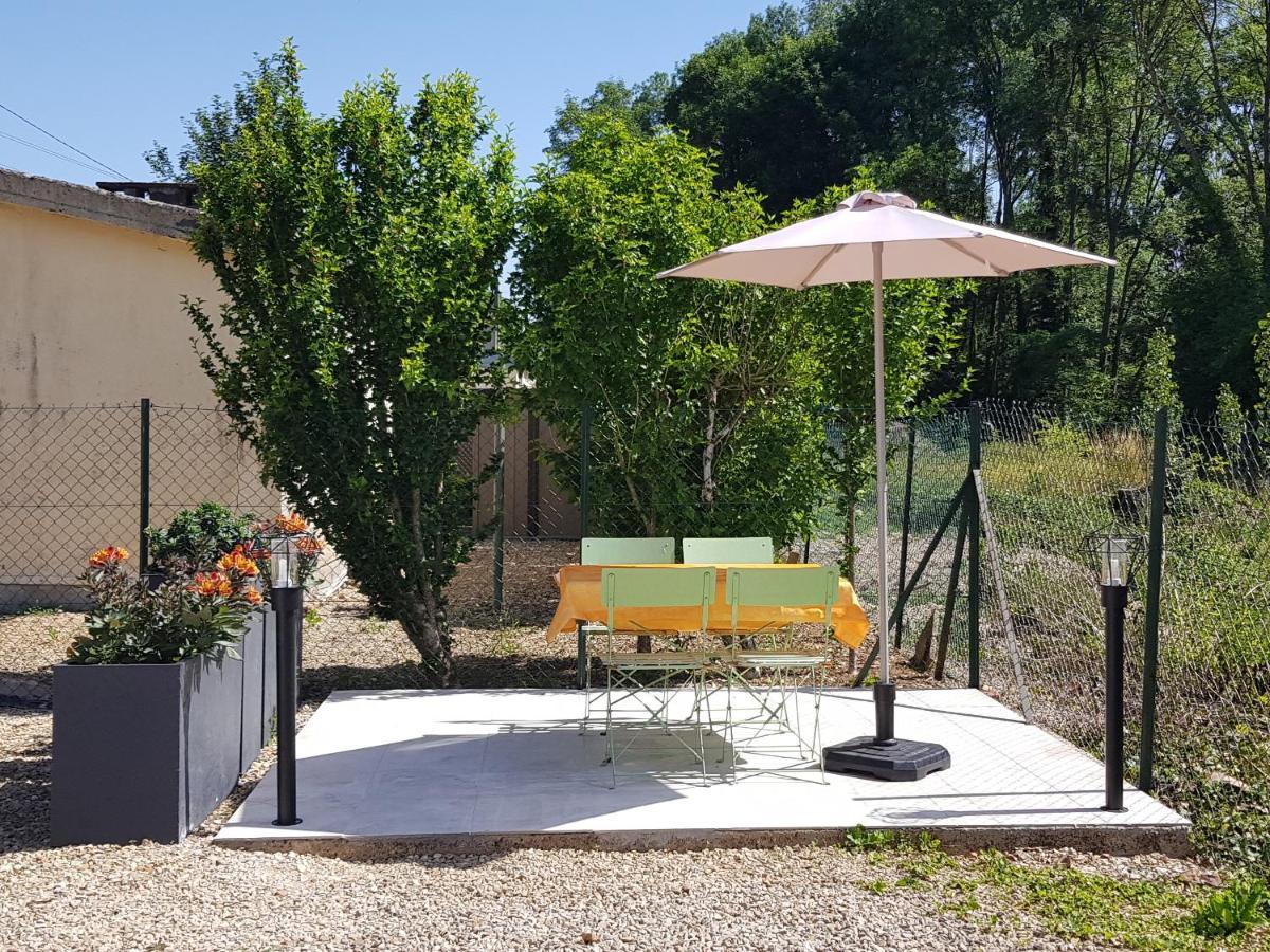 Agreable Petite Maison Proche Joigny Chamvres Kültér fotó